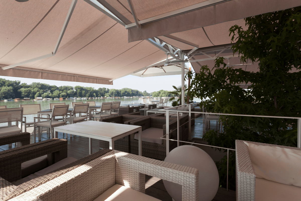 Quel store de terrasse choisir pour votre extérieur